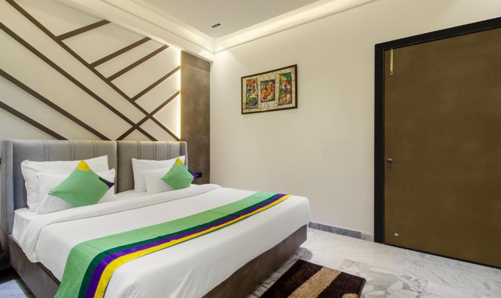 Postel nebo postele na pokoji v ubytování Treebo Taj Dream Agra