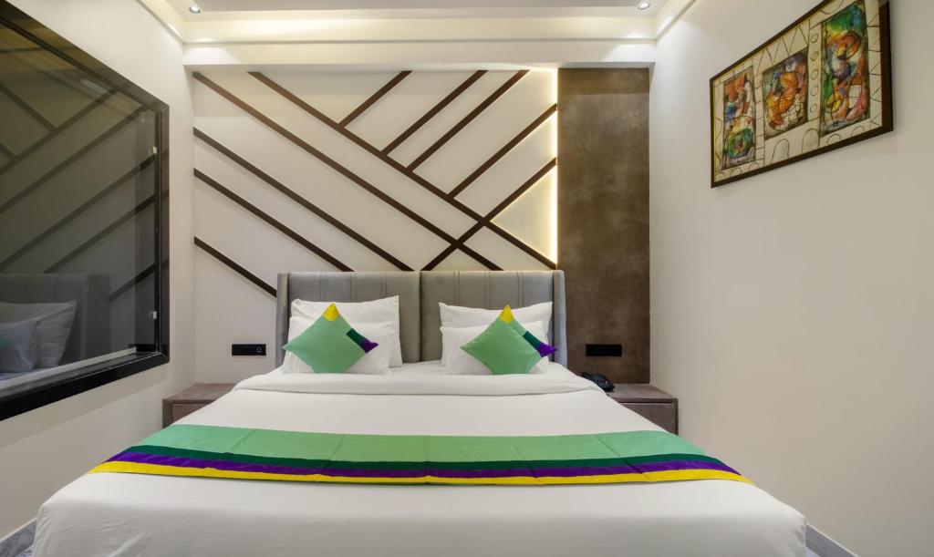Postel nebo postele na pokoji v ubytování Treebo Taj Dream Agra