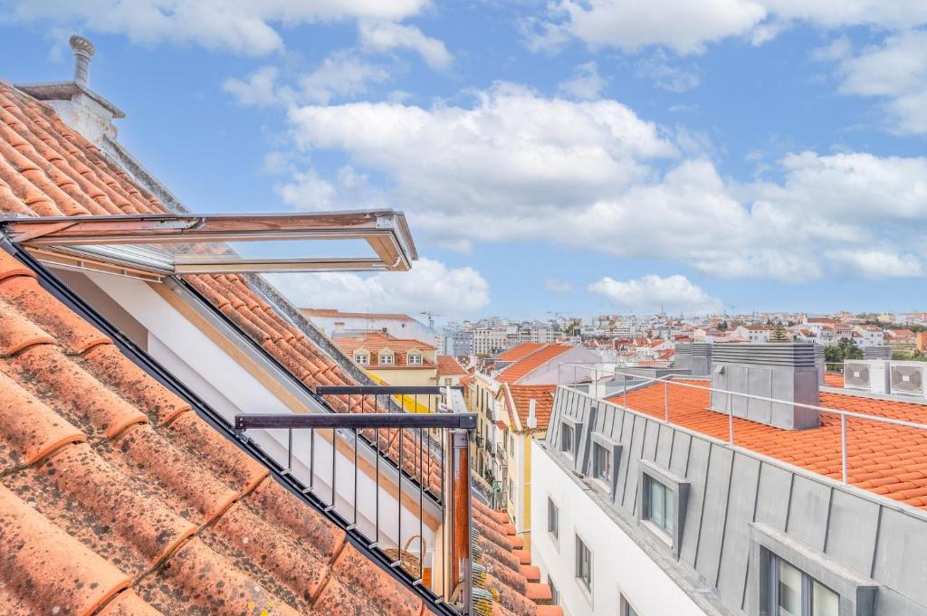 uma varanda com vista para a cidade em GuestReady -Charming Retreat in the Vibrant Lisbon em Lisboa