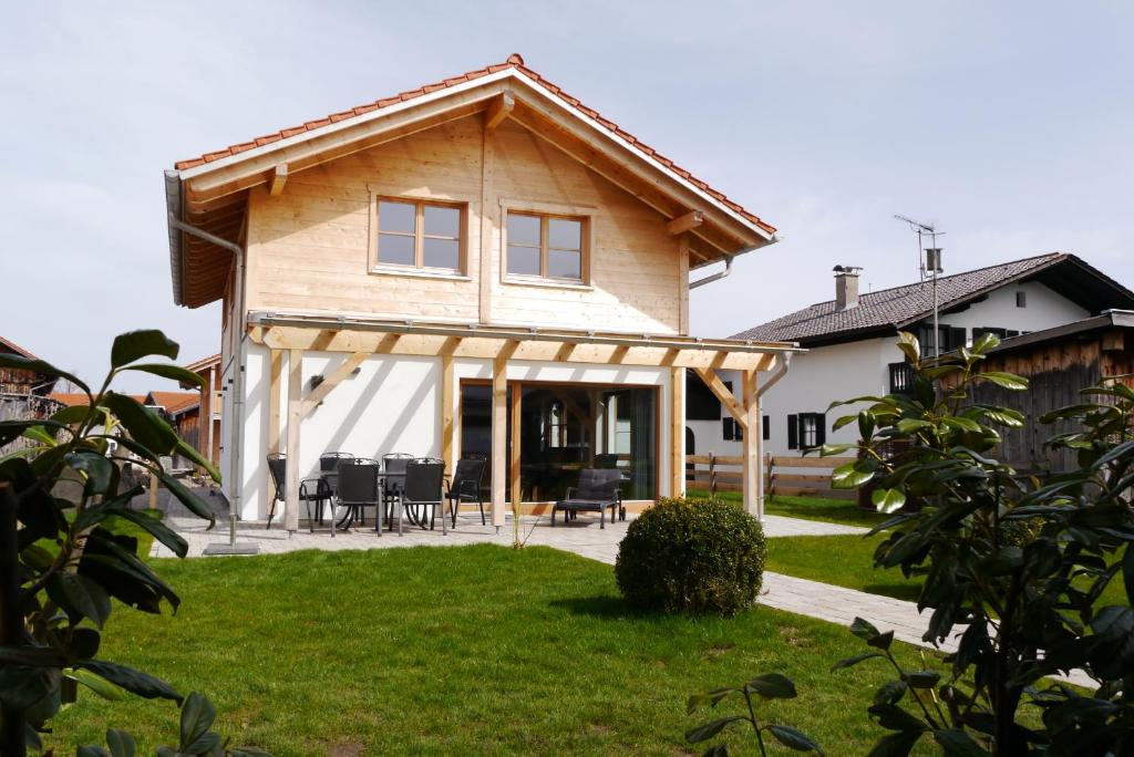 a wooden house with a gambrel roof at Beim Winkel Max in Trauchgau