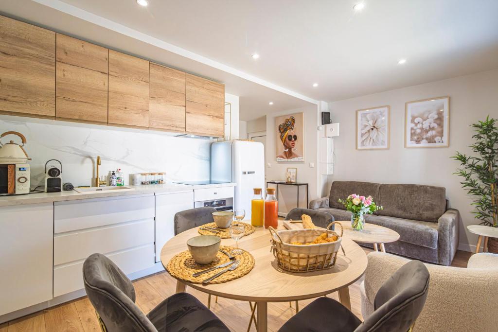Il comprend une cuisine et un salon avec une table et des chaises. dans l'établissement CASA CHAMALLOW, à Bailly-Romainvilliers