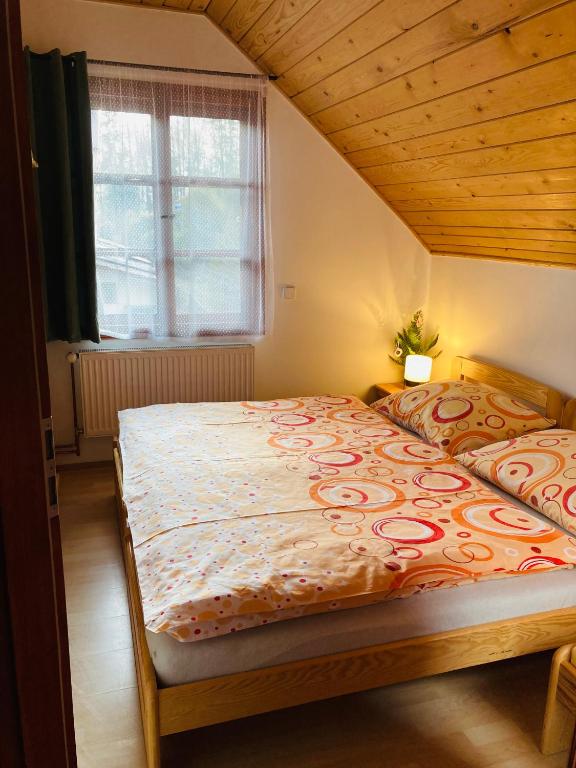 Łóżko lub łóżka w pokoju w obiekcie Apartmány Srub Jenišov