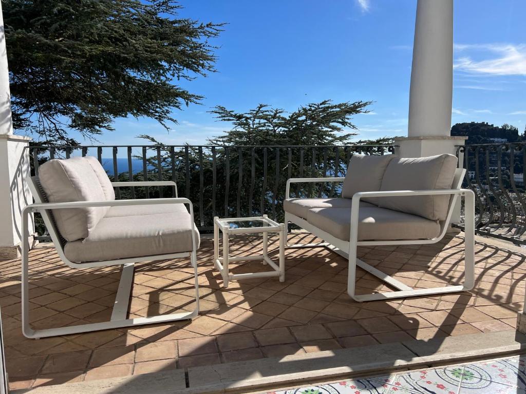 2 sillas y una mesa en el patio en Casa Bella Capri, en Capri