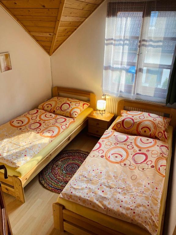 Łóżko lub łóżka w pokoju w obiekcie Apartmány Srub Jenišov