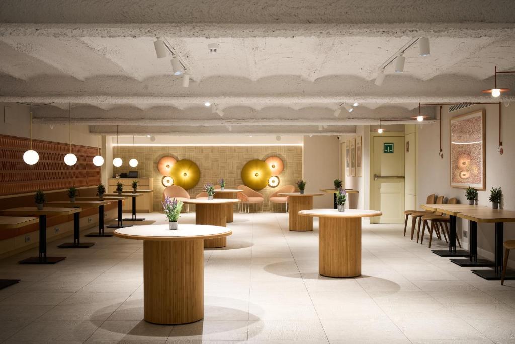 Catalonia Barcelona 505 - Resim 43