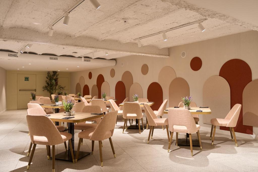 Catalonia Barcelona 505 - Resim 6