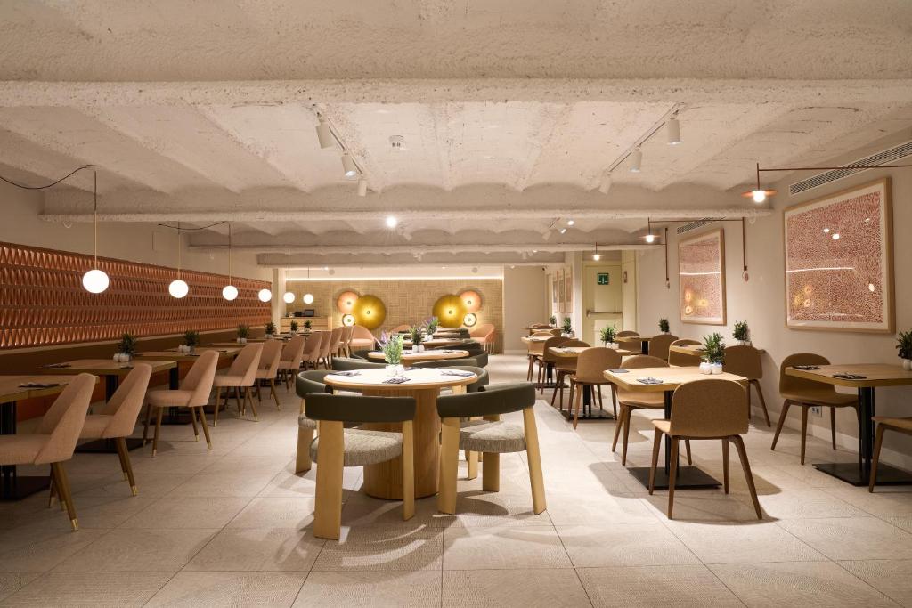 Catalonia Barcelona 505 - Resim 12