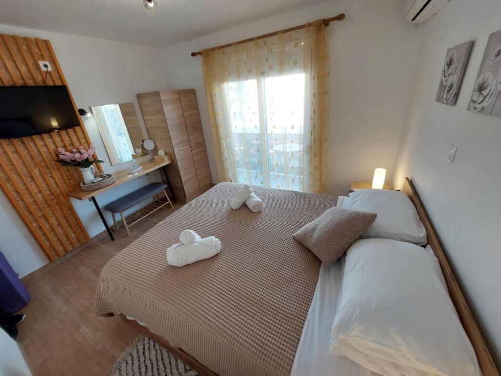Postel nebo postele na pokoji v ubytování Afandou Square Apartment