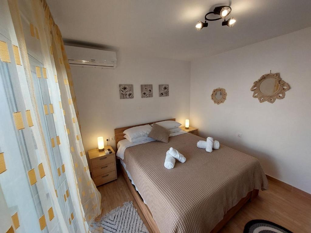Postel nebo postele na pokoji v ubytování Afandou Square Apartment