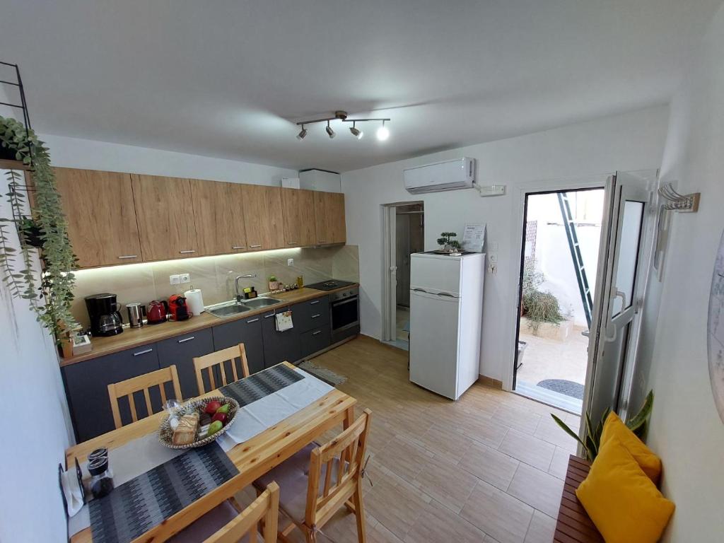 Kuchyň nebo kuchyňský kout v ubytování Afandou Square Apartment