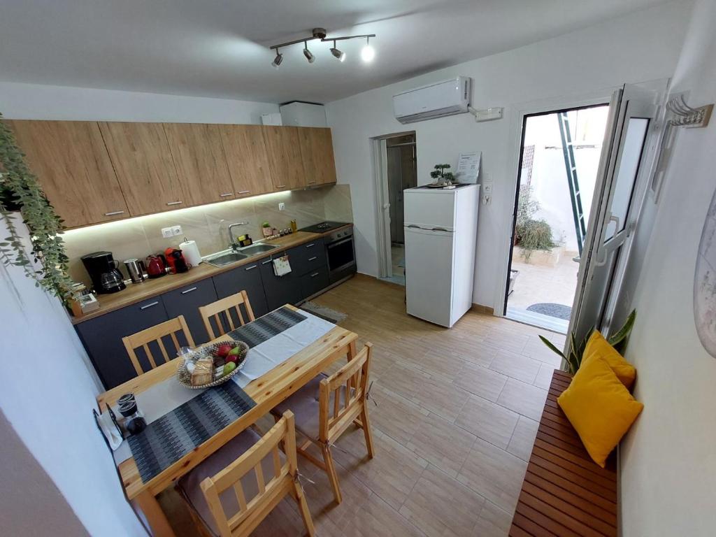 Kuchyň nebo kuchyňský kout v ubytování Afandou Square Apartment