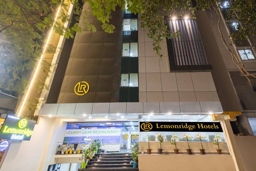 un edificio con una escalera delante de él en Lemonridge Hotels Kukatpally en Hyderabad