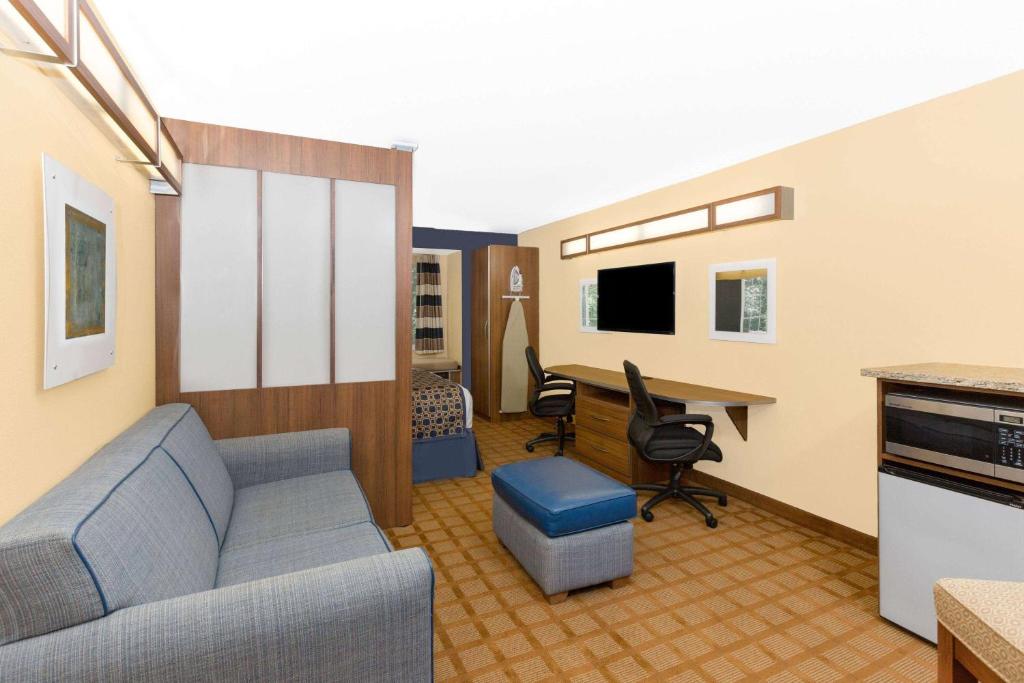 TV a/nebo společenská místnost v ubytování Microtel Inn & Suites - Kearney