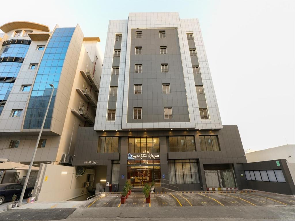 un grand bâtiment avec une rue en face dans l'établissement Hams Park Hotel, à Djeddah
