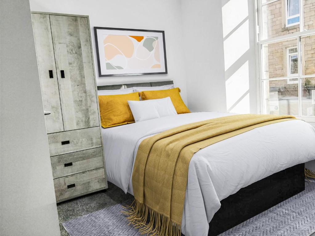 Llit o llits en una habitació de Hamish Apartment