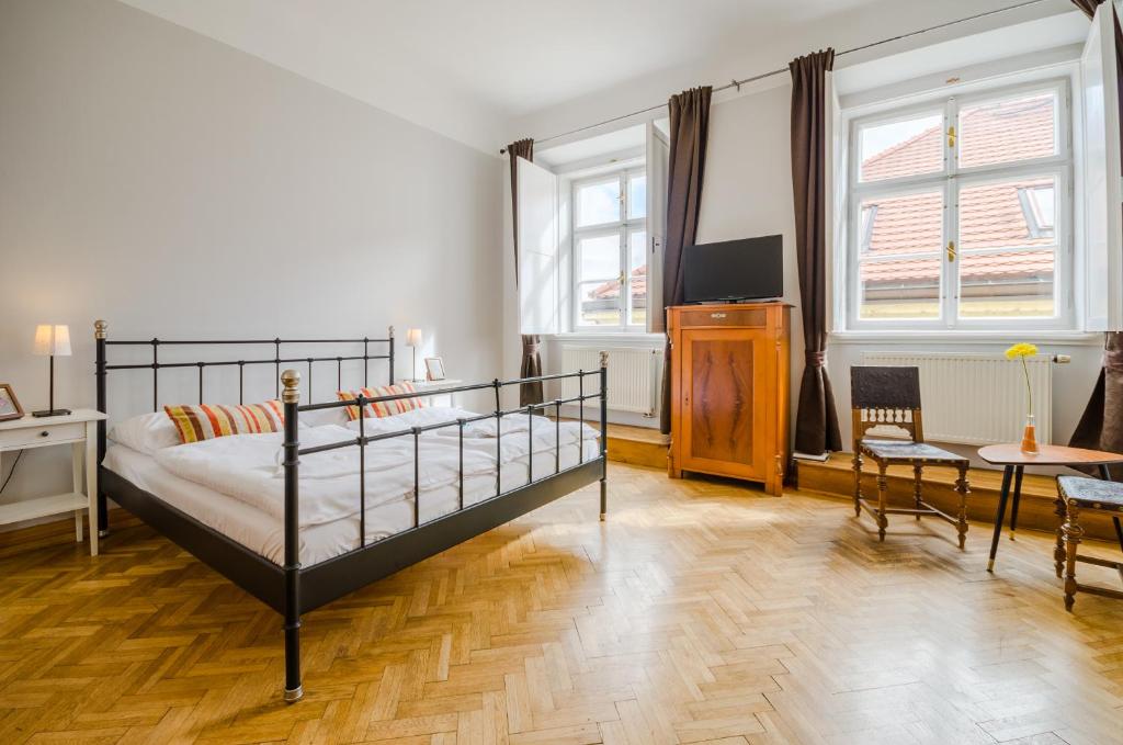 Łóżko lub łóżka w pokoju w obiekcie Historic Centre Apartments IV