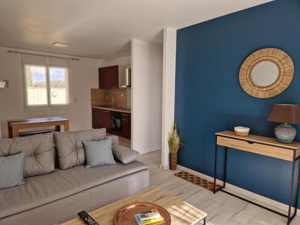 呂內勒的住宿－Chez Valéric，带沙发和蓝色墙壁的客厅