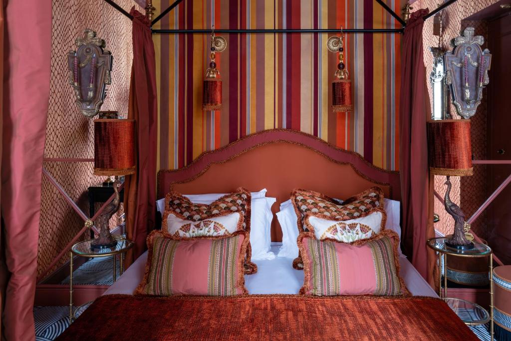 Postel nebo postele na pokoji v ubytov&aacute;n&iacute; Castille Paris &ndash; Starhotels Collezione