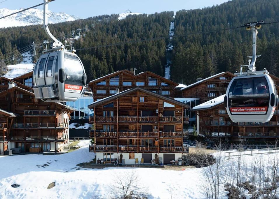 um alojamento de esqui com dois teleféricos a sobrevoar em Fauvettes 110 em Verbier