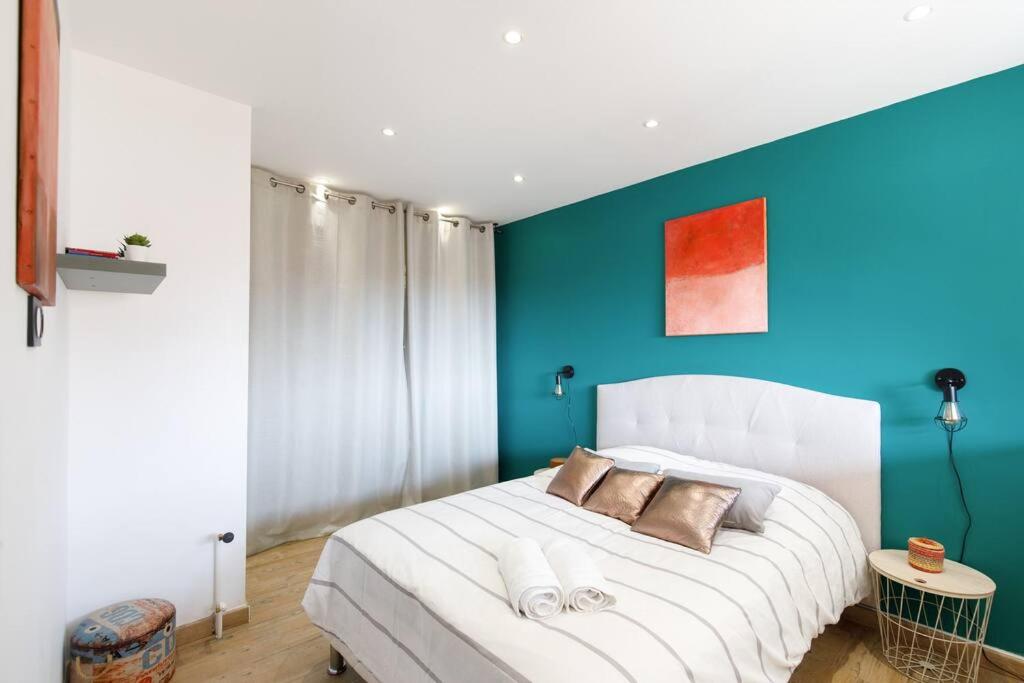 Una cama o camas en una habitaci&oacute;n de Stanislas Art - Cannes Centre - Terrasse - Clim