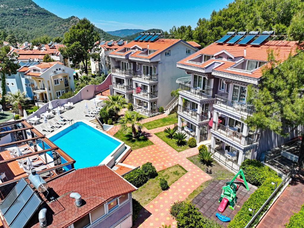 - une vue aérienne sur une maison avec une piscine dans l'établissement Nokta Kaya Suit Apart, Fethiye, Ölüdeniz, à Fethiye