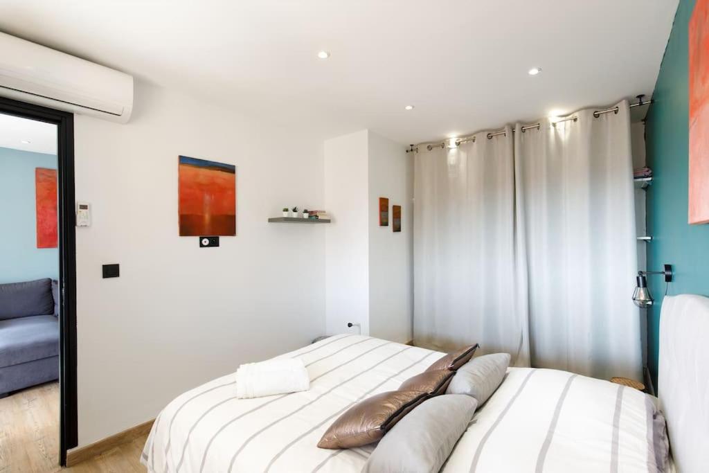 Una cama o camas en una habitaci&oacute;n de Stanislas Art - Cannes Centre - Terrasse - Clim