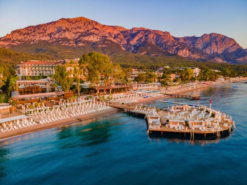 DoubleTree by Hilton Antalya-Kemer All-Inclusive Resort في كيمير: مجموعة من القوارب ترسو في مرسى على الماء