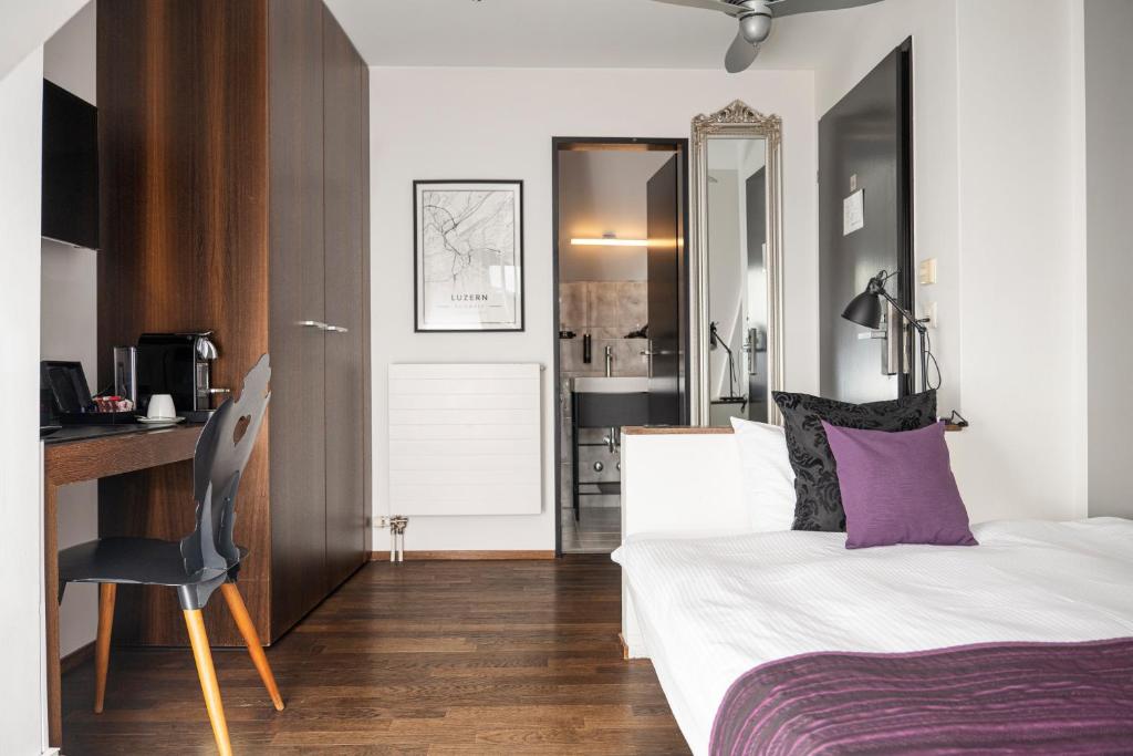 Postel nebo postele na pokoji v ubytování Boutique Hotel Weisses Kreuz - Adult only Hotel