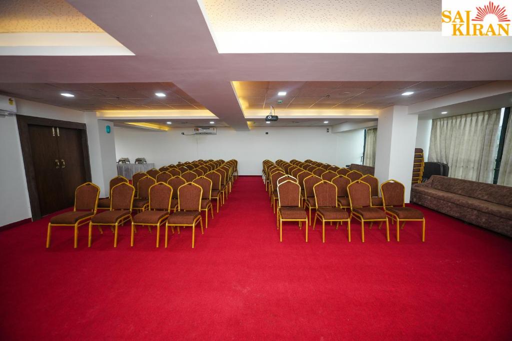 Posezení v ubytování Saikiran Hotel