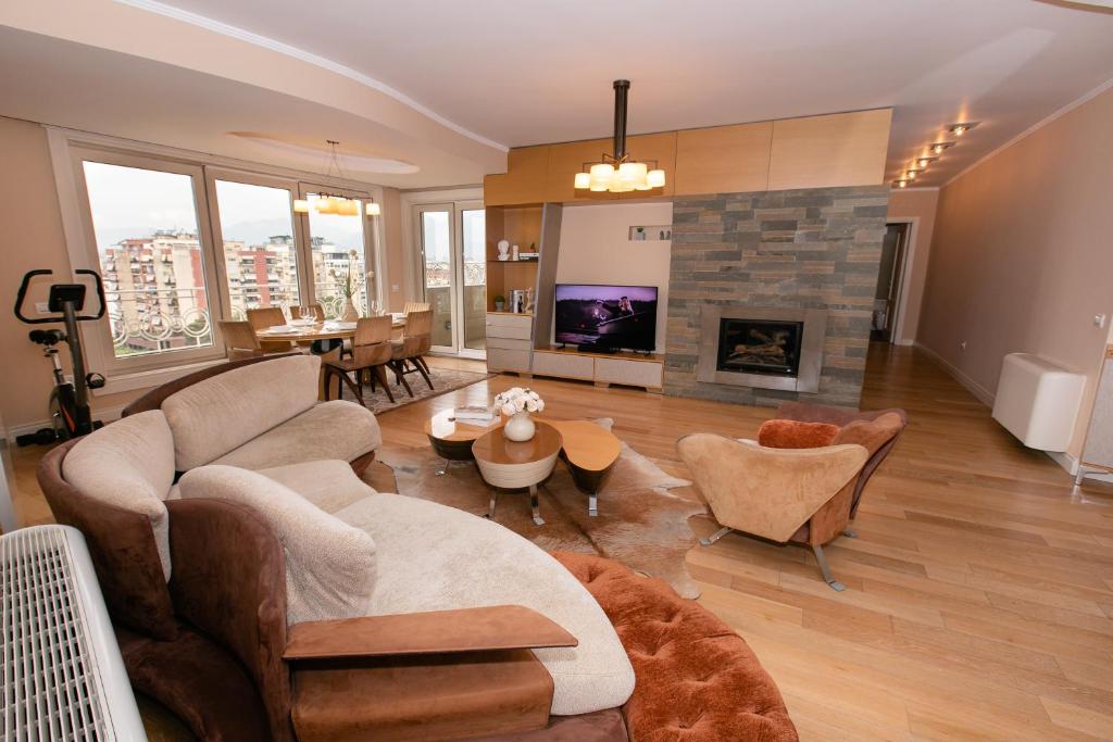 Et tv og/eller underholdning på Luxury Penthouse near Air Albania