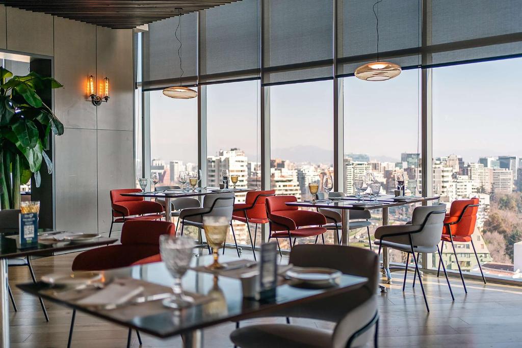 Posezení v ubytování DoubleTree by Hilton Santiago Kennedy, Chile