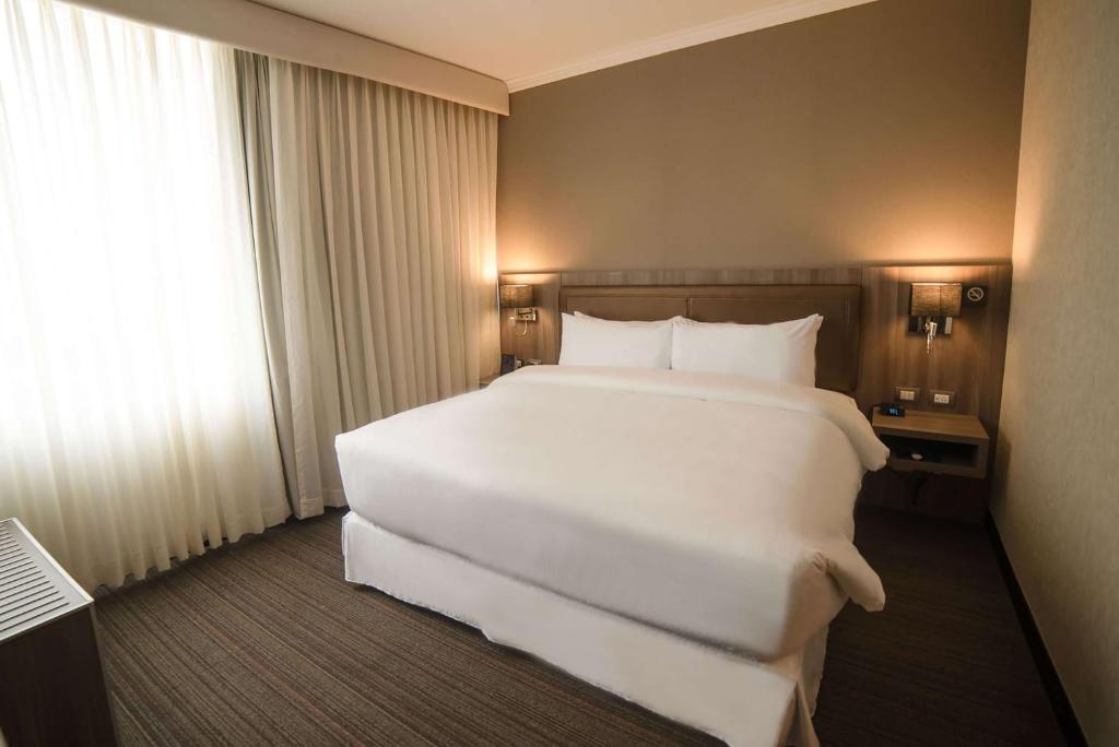 Postel nebo postele na pokoji v ubytování Doubletree By Hilton Trujillo