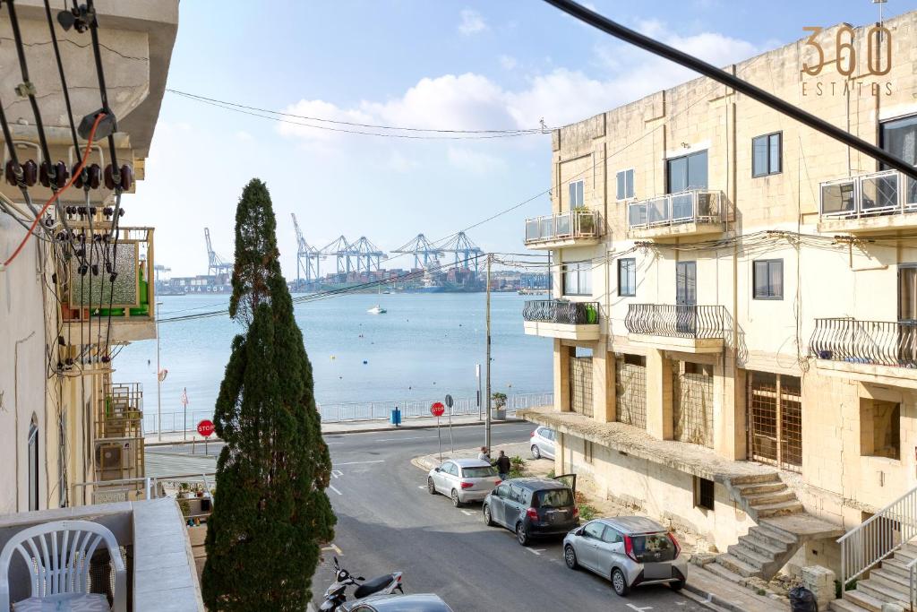 een uitzicht op een straat met auto's geparkeerd voor een brug bij Charming 3BR Apt with Breathtaking Sea Views by 360 Estates in Birżebbuġa