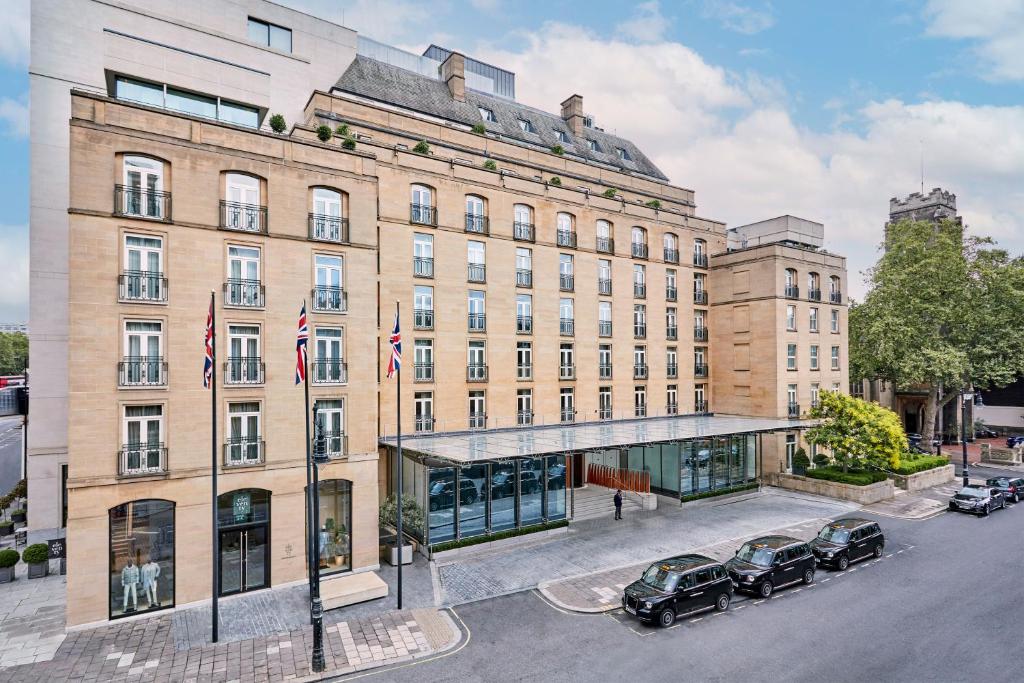 un gran edificio con coches estacionados frente a él en The Berkeley, en Londres