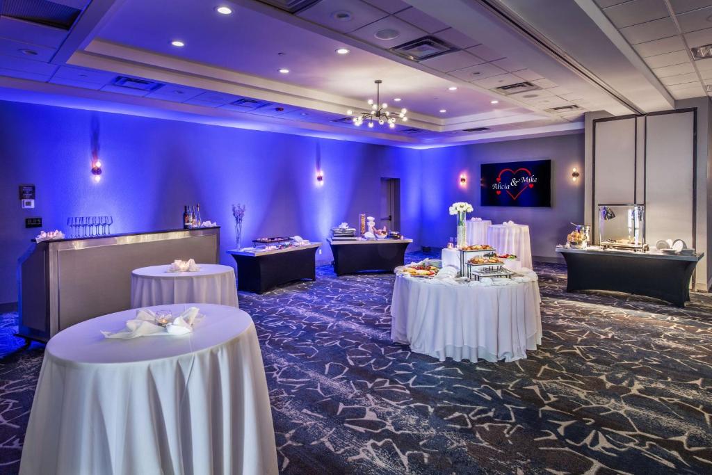 TV a/nebo společenská místnost v ubytování DoubleTree by Hilton Monroe Township Cranbury