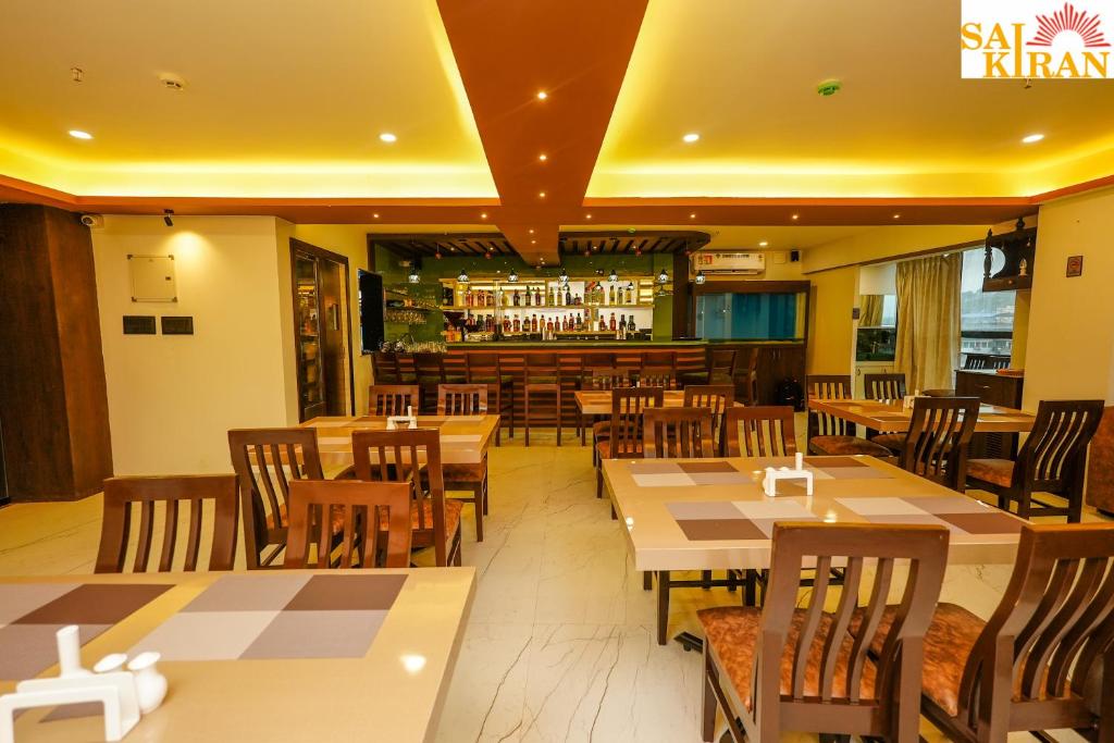 Restaurace v ubytování Saikiran Hotel