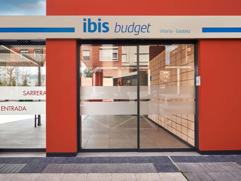 een glazen schuifdeur van een gebouw met aldos buject bij Ibis budget Vitoria Gasteiz in Vitoria-Gasteiz