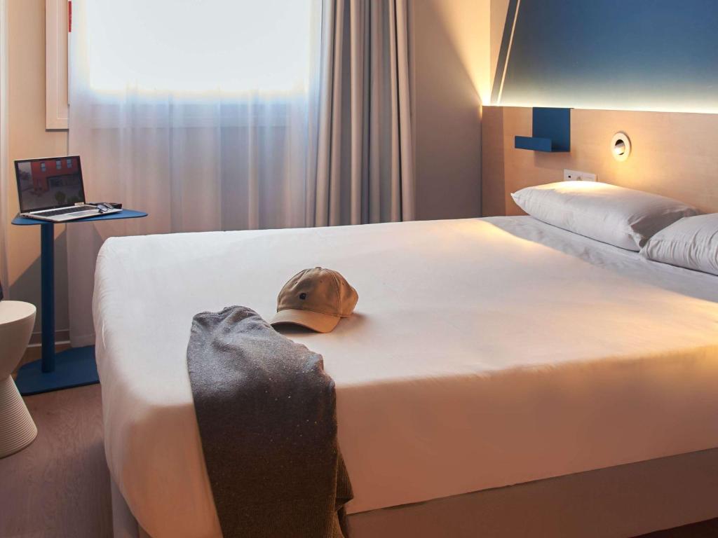 Postel nebo postele na pokoji v ubytování Ibis budget Vitoria Gasteiz