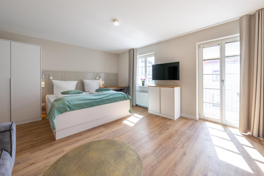 um quarto com uma cama e uma televisão em Design Apartments Potsdam - Luise em Potsdam