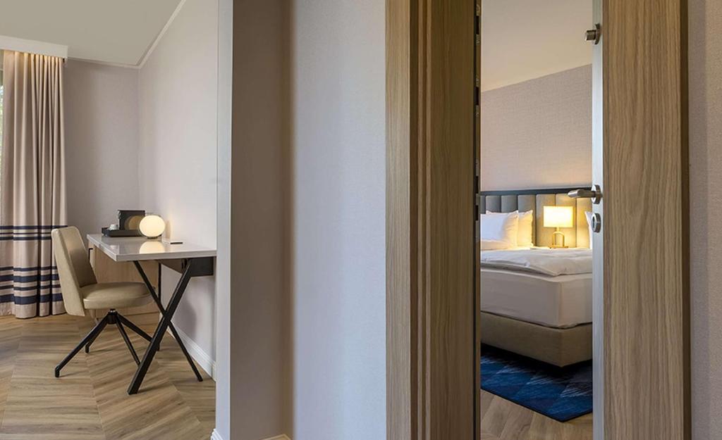 Postel nebo postele na pokoji v ubytování DoubleTree by Hilton Berlin Ku'damm