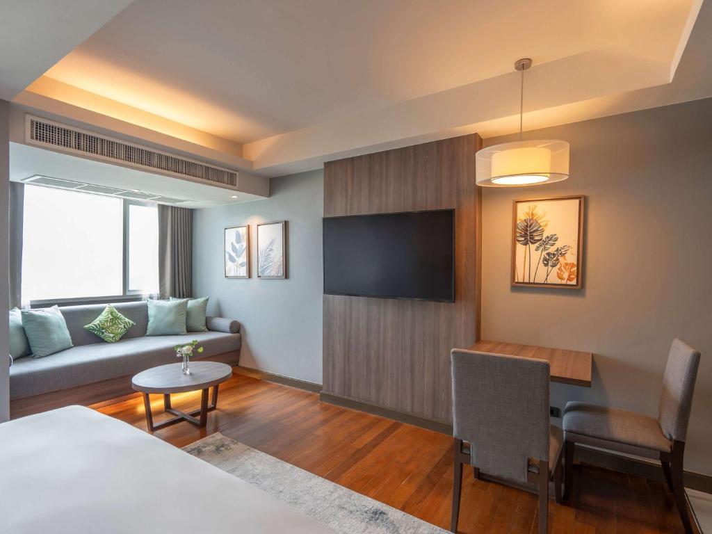 TV a/nebo společenská místnost v ubytování Novotel Living Bangkok Sukhumvit Legacy