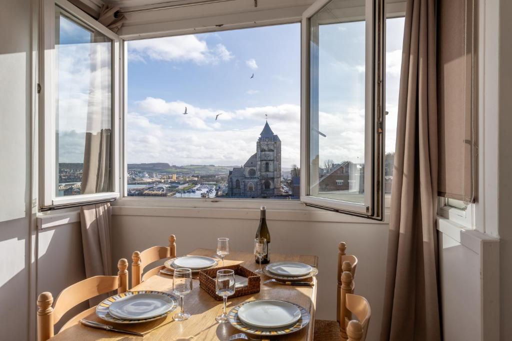 Un comedor con una mesa y un gran ventanal. en Les Reflets de la Mer 5 - A moins d'1 km de la mer, en Le Tréport
