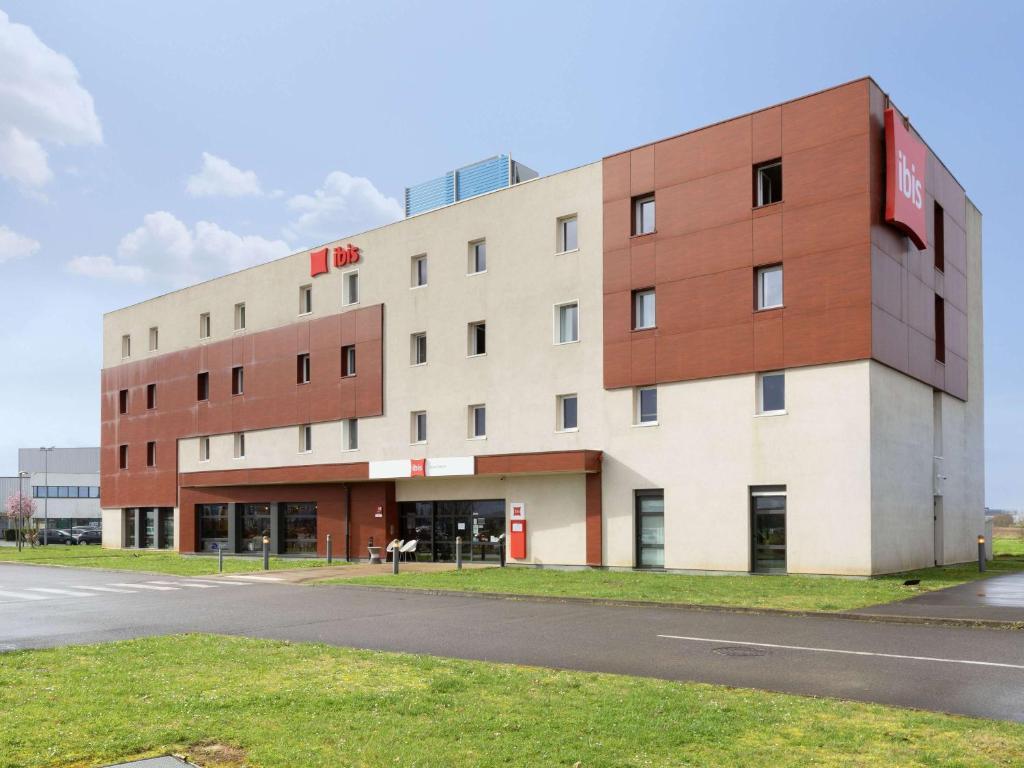 un edificio al lado de una carretera en ibis Douai Dechy, en Dechy