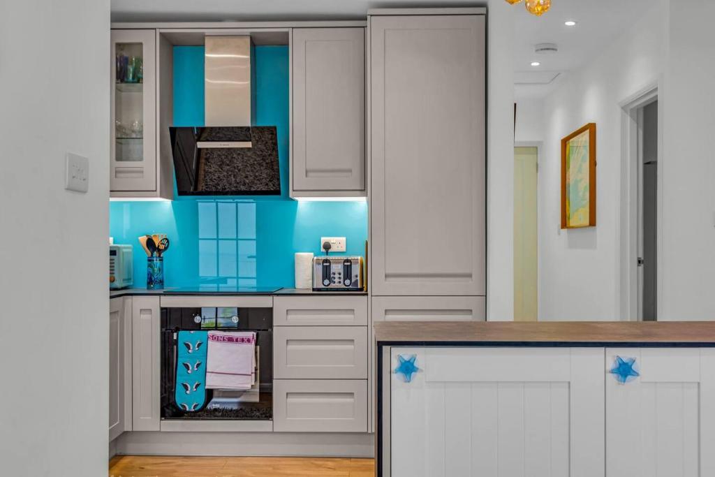Kitchen o kitchenette sa Pass the Keys Waders