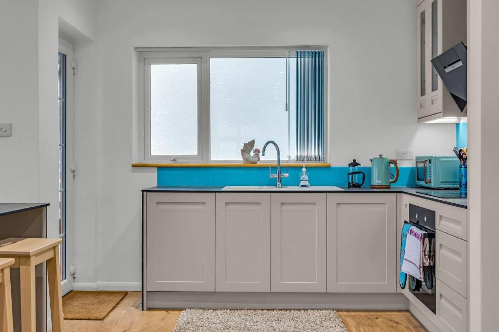 Kitchen o kitchenette sa Pass the Keys Waders