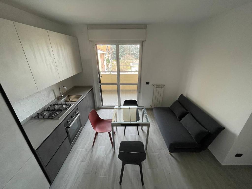 eine kleine Küche mit einem Tisch und einem Sofa in der Unterkunft Deluxe Comfortable suite with balconie in Castellanza