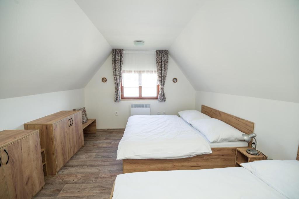 Postel nebo postele na pokoji v ubytování Rodinné chaty MORAVANPARK - Ubytování v srdci Valašska