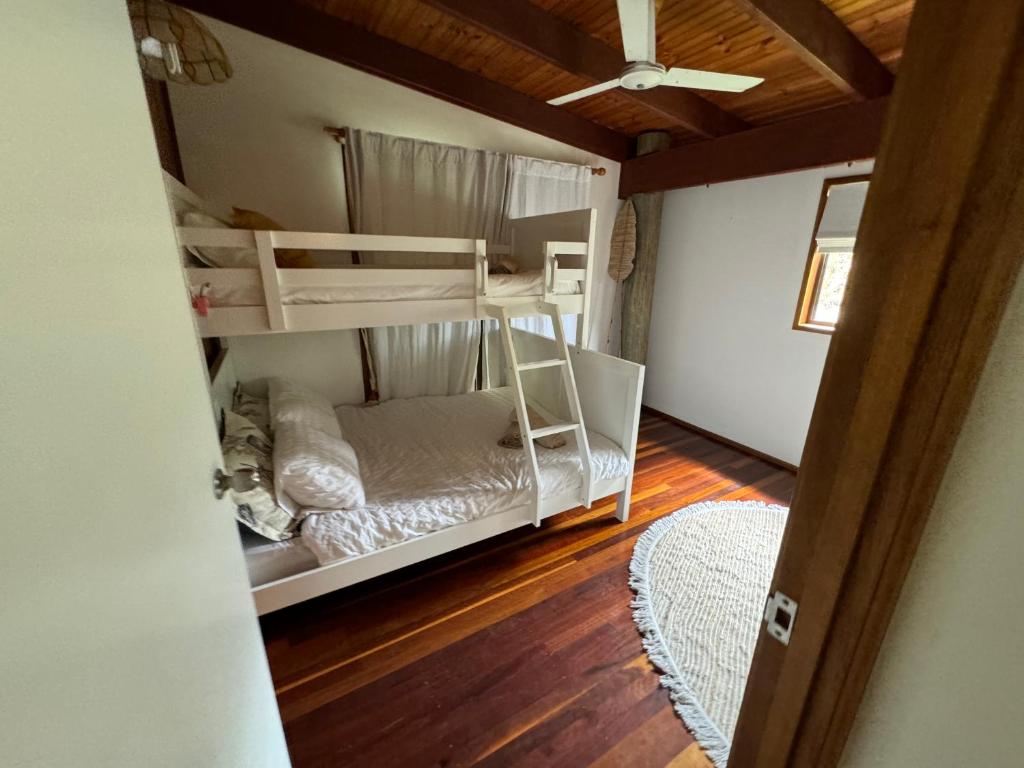 1 dormitorio con 2 literas en una habitación en Coconut Cottage Bush Retreat- Pet Friendly, en Tin Can Bay