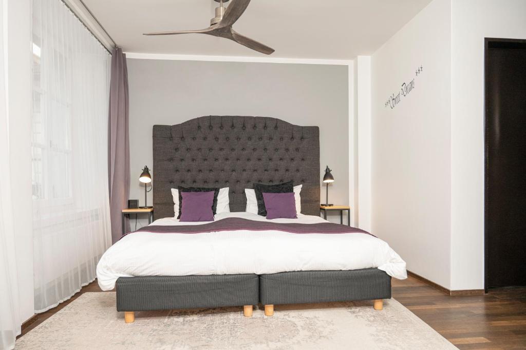 Postel nebo postele na pokoji v ubytování Boutique Hotel Weisses Kreuz - Adult only Hotel