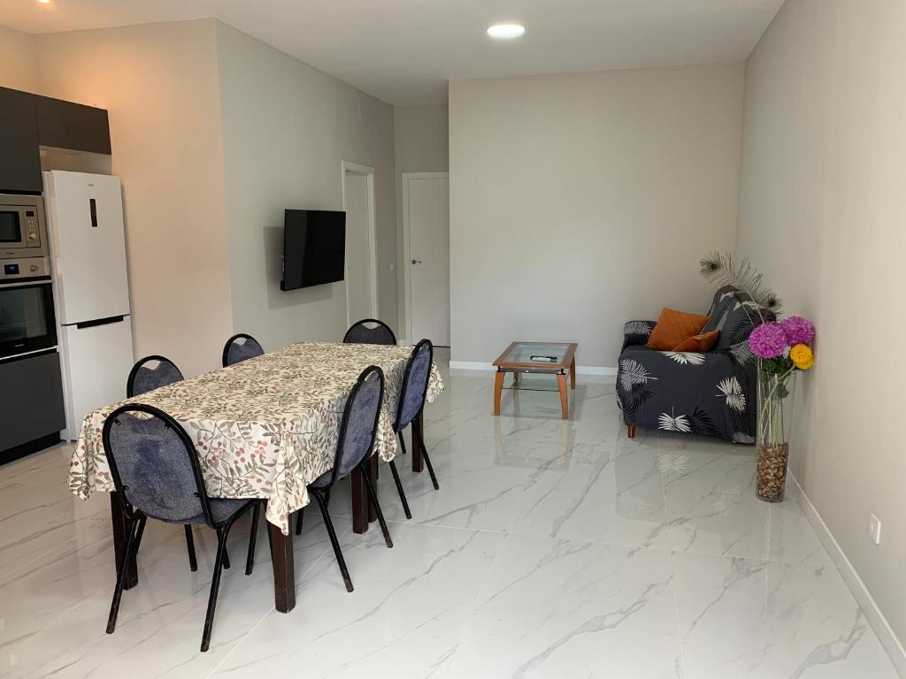 - une salle à manger avec une table, des chaises et un canapé dans l'établissement Apartamento Chipi, à Puerto de Sagunto
